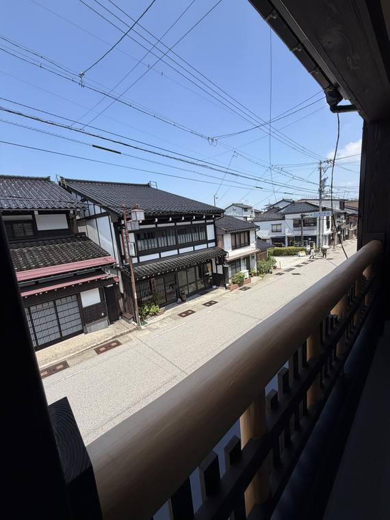 欄干越しの町並み
