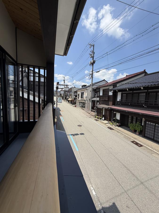 ベランダから通りを一望