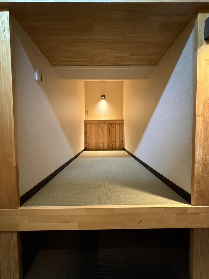 木箱の間