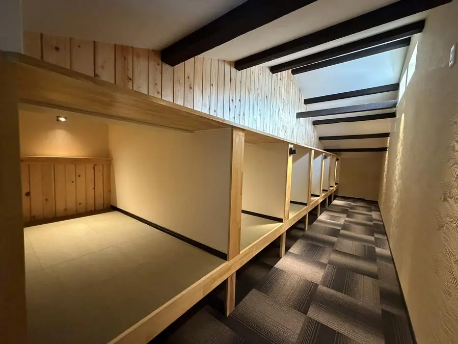 木箱の間