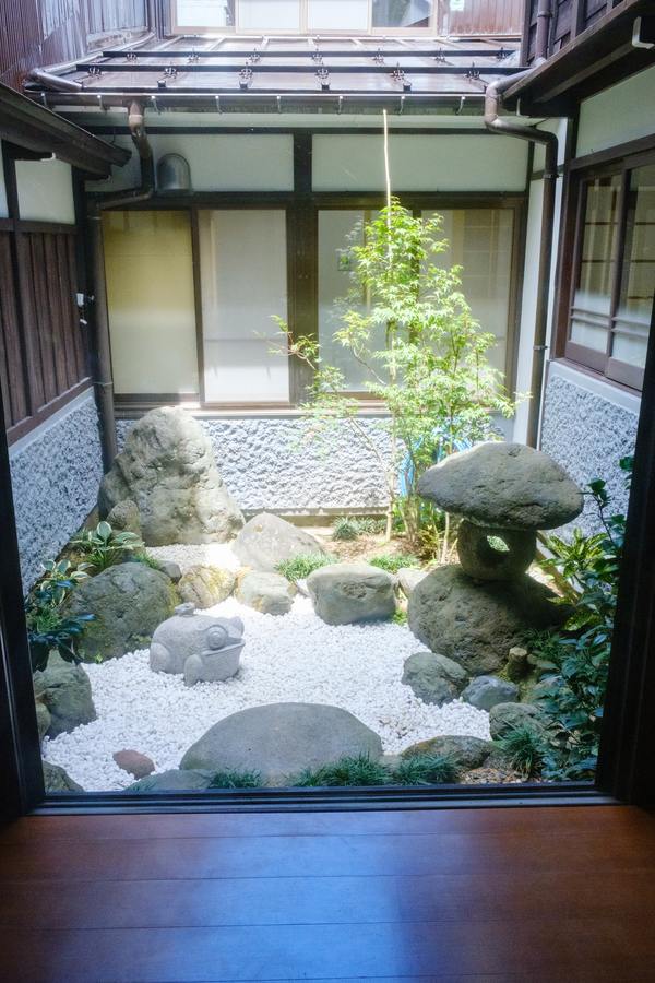 座敷から望む坪庭