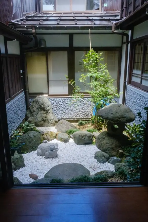 座敷から望む坪庭