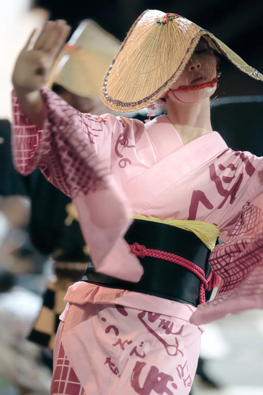編笠を目深にかぶったおわらの女踊り