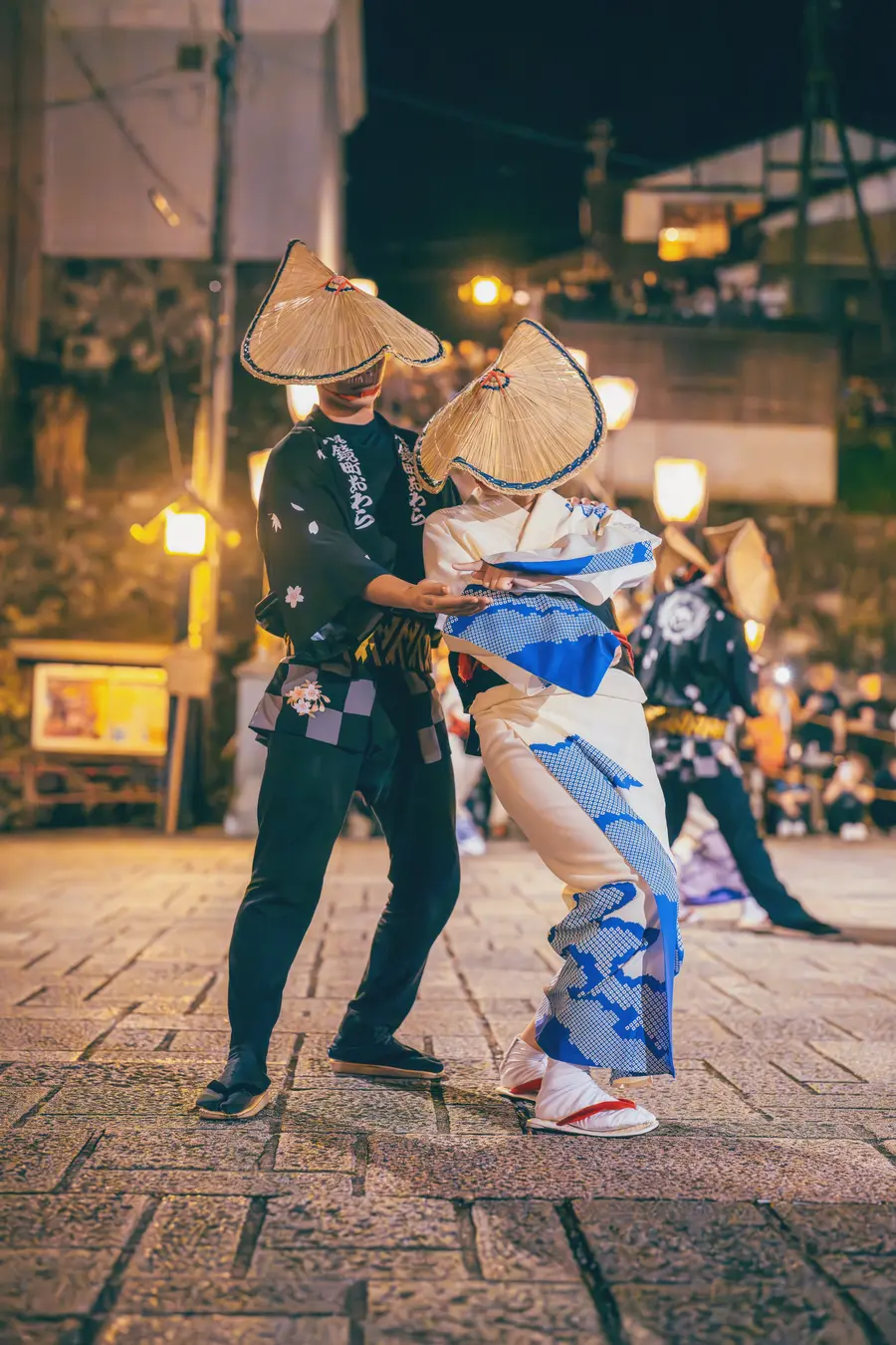 おわら風の盆の男女の踊り。石畳の上で向かい合う