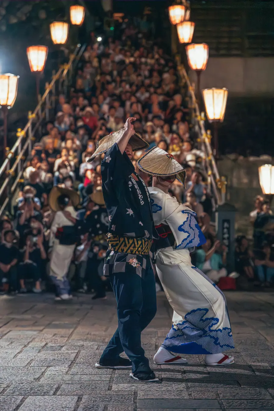 石段の観客席を背にしたおわらの踊り手