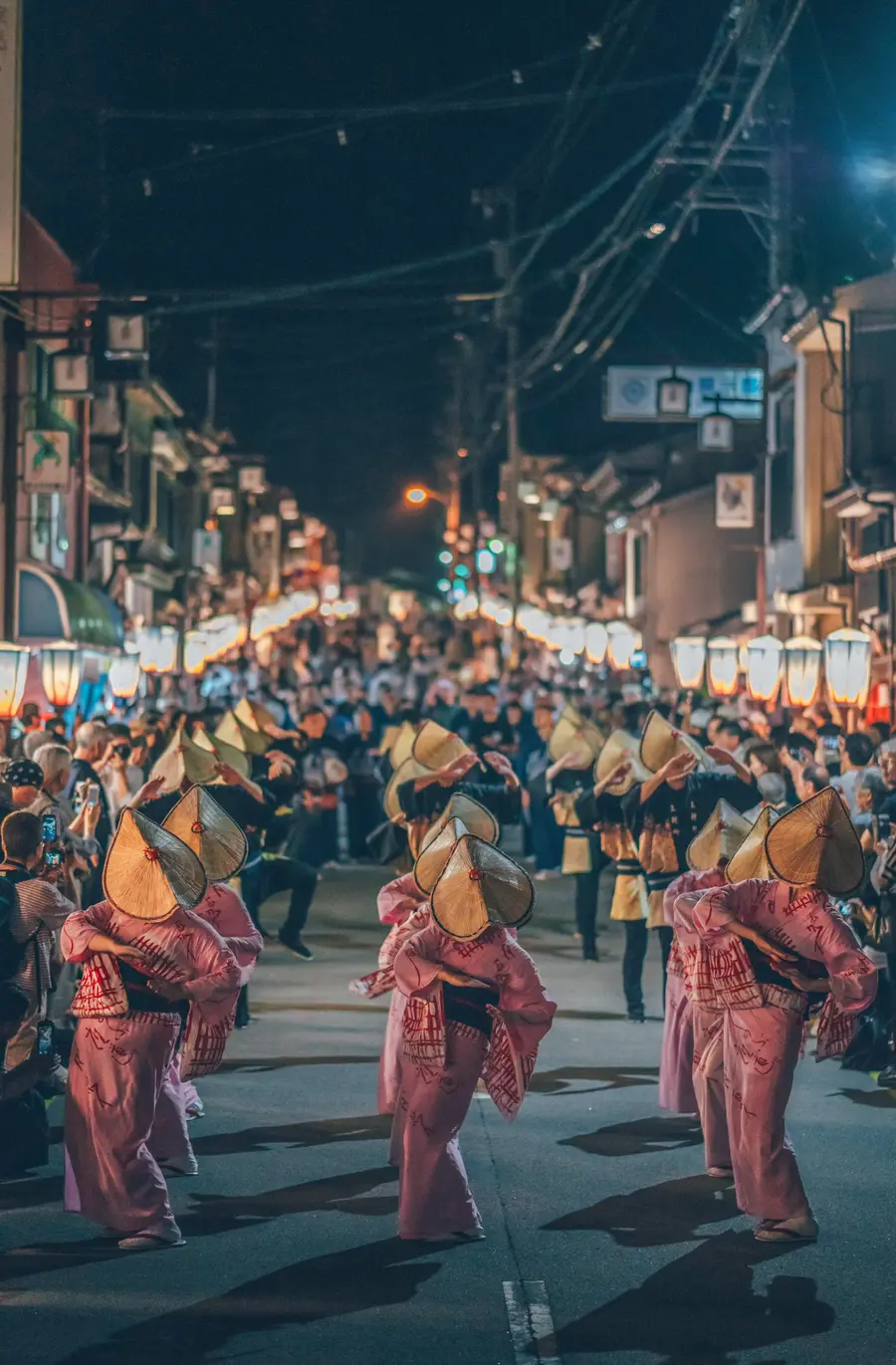 おわら風の盆の町流し。提灯の連なる通りを編笠の踊り手が進む